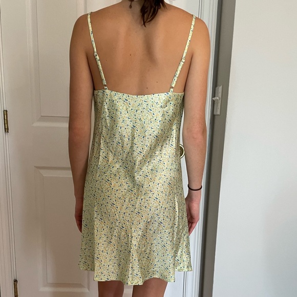 Delicate floral satin material dress - Picture 4 of 6